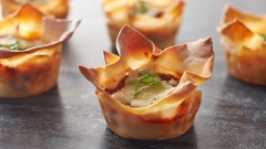 Miếng bánh giòn rụm, béo ngậy vị phô mai, đậm đà vị thịt bò và sốt cà chua. Đây sẽ là sự kết hợp tuyệt vời của nhiều nguyên liệu, hấp dẫn chưa từng thấy.