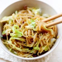 Cho miến xào ra đĩa rắc thêm tiêu, dùng nóng.