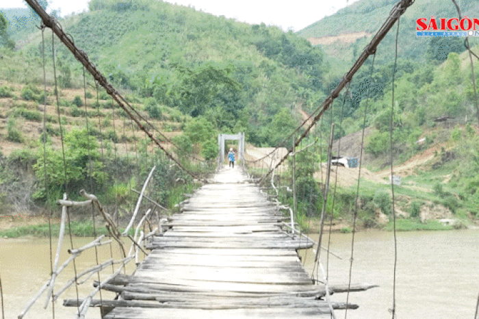'Chênh vênh' trên cầu treo xuống cấp - Báo Sài Gòn Giải Phóng