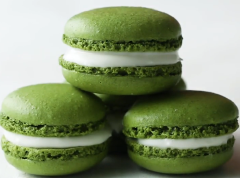 Bánh macaron matcha với lớp vỏ ngoài màu xanh đặc trưng xốp giòn, thơm mùi matcha ăn cùng nhân kem ngọt ngào, béo ngậy chắc chắn sẽ khiến bạn thích thú đấy!
