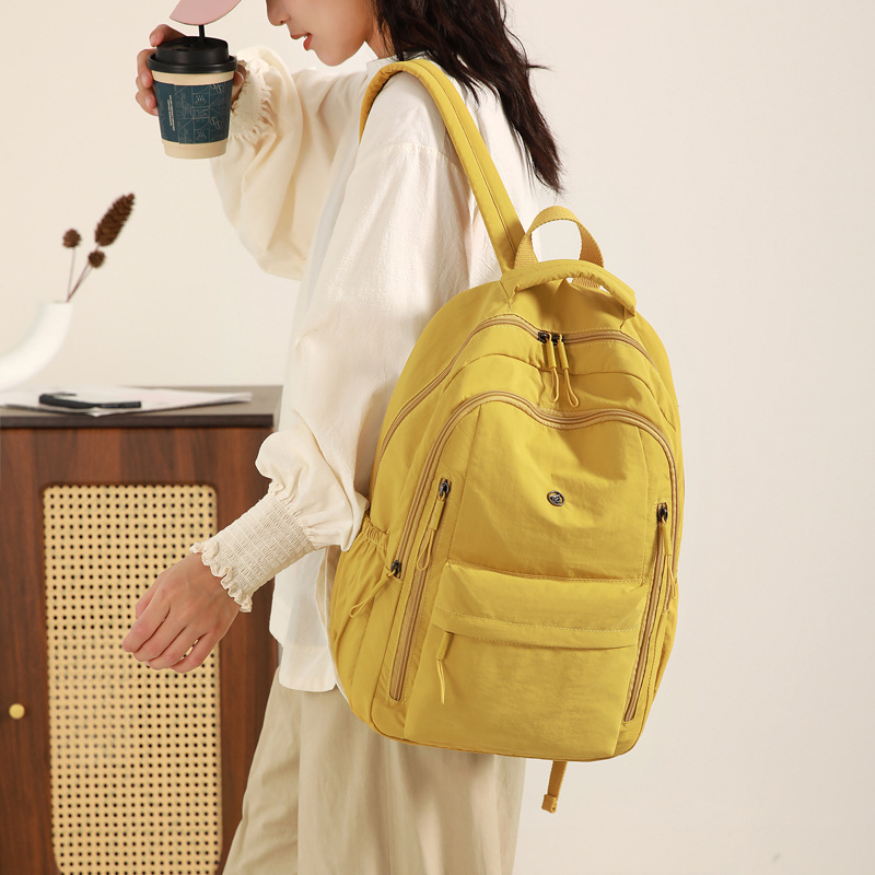 Nylon backpack, back-supporting, versatile