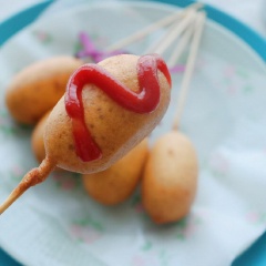 Với cách làm chả hotdog mini chiên giòn để nhâm nhi ăn vặt hoặc dùng làm món ăn giữa buổi cũng rất tuyệt đó nha. Còn chờ gì mà chúng ta không lưu công thức lại và làm ăn nào.