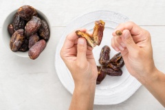 Mở lò nướng trước ở 200 độ C. Chà là dùng dao cắt một đường, tách lấy hạt và cho phô mai vào giữa. Sau đó dùng thịt xông khói quấn quanh trái chà là. Lót giấy nến lên khay, xếp chà là bọc thịt lên trên và cho vào lò nướng 18 phút.