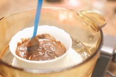 Nấu chảy chocolate, bơ, 100g Nestlé MILO với 1 ít nước thành hỗn hợp sốt chocolate đen.