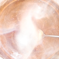 Cho vào nồi bột yến mạch và cacao, thêm nước vào và đun sôi rồi tắt bếp.