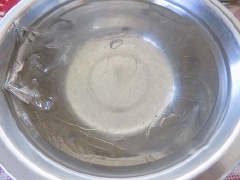 Lá gelatine ngâm vào nước đá lạnh 15 phút.