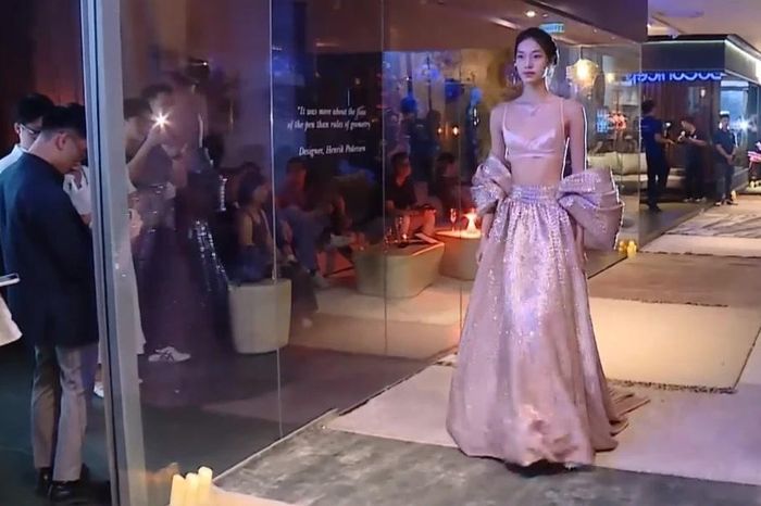 NTK Lý Quí Khánh làm sàn runway từ hơn 100 tấm thảm - Đài Phát thanh và truyền hình Hà Nội