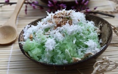 Vậy là chúng ta đã hoàn thành cách nấu xôi lá nếp siêu ngon rồi. Cho xôi lá nếp ra đĩa, rắc dừa nạo, hỗn hợp đậu phộng, mè lên trên là có ngay món ăn sáng cho cả nhà rồi. Xôi lá nếp có hương thơm ngào ngạt, màu xanh tự nhiên của lá nếp và xôi dẻo ngon. Nếu bạn thích xôi lá nếp béo hơn nữa, có thể rưới nước cốt dừa sau khi hấp xong xôi nhé.