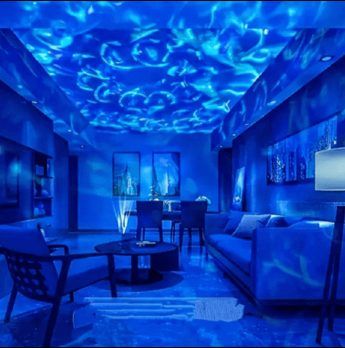 Pièce baignée de reflets d'eau bleus projetés au plafond