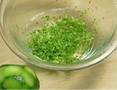 Ngâm lá gelatin vào nước lạnh. Đổ kem tươi và đường vào một tô khác. Bào vỏ 2 quả chanh rồi vắt lấy nước cốt 2 quả chanh đó, để riêng.
