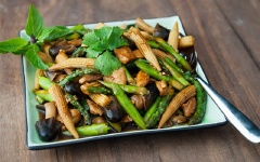 Món gà xào đậm đà kiểu Thái này ăn với cơm nóng thì tuyệt lắm luôn!