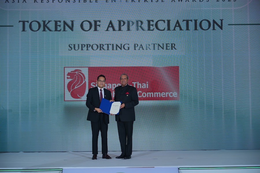 Receiving the Token of Appreciation for the Singapore-Thai Chamber of Commerce at the Asia Responsible Enterprise Awards