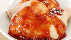 Đun sôi nồi nước cùng lá chanh, sả đập dập và 1 muỗng canh muối. Cho 700gr đùi gà góc tư vào chần sơ trong khoảng 5 phút, sau đó vớt ra rửa sạch lại với nước. Cho nước xốt vào xoa đều thịt gà, ướp gà trong 30 phút cho thấm gia vị.