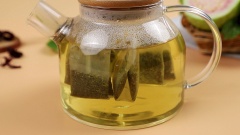 Nước trà: Ngâm 5 gói trà xanh lài túi lọc vào 700ml nước nóng 80 - 90 độ C khoảng 3 phút. Lấy phần nước trà. Nấu nước đường: Đun nóng 350ml nước, thêm vào 500g đường đun cho đường tan hoàn toàn và nước đường sôi, tắt bếp để nguội. Lưu ý: Khi đun không đảo khuấy thì nước đường sẽ bảo quản được lâu.