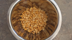 Ngâm đậu hà lan (split pea) trước một ngày. Cho nước vừa đủ ngập đậu đã ngâm cùng với đường phèn, luộc khoảng 1 giờ cho đậu mềm nhừ.