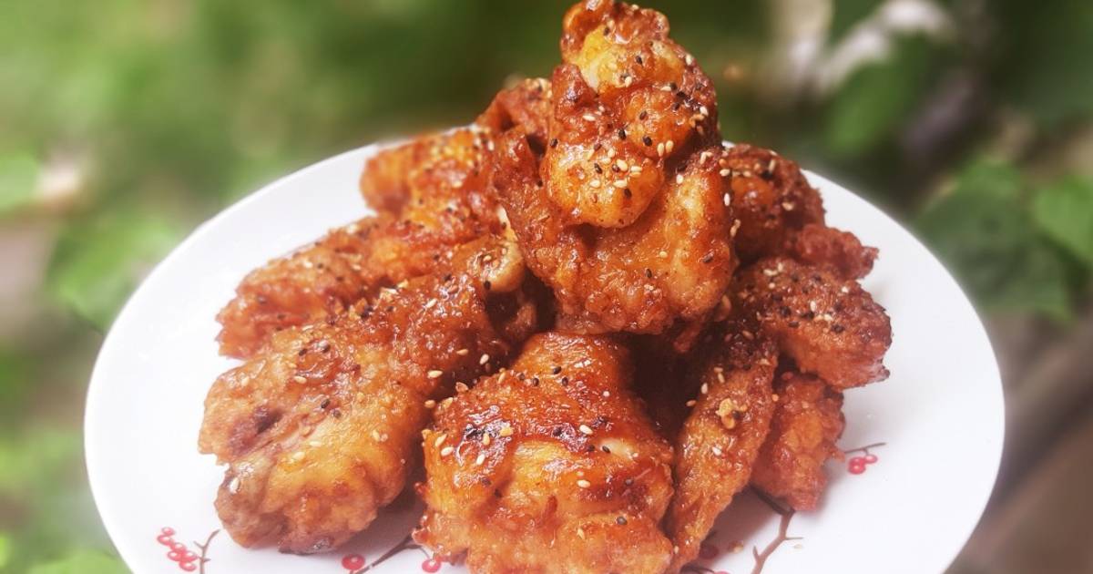 Gà chiên giòn sốt nước tương phủ mè