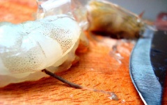 Mực làm sạch, cắt khúc vừa ăn. Tôm lột bỏ vỏ và đầu, chẻ lưng lấy chỉ đen. Rửa sạch để ráo nước