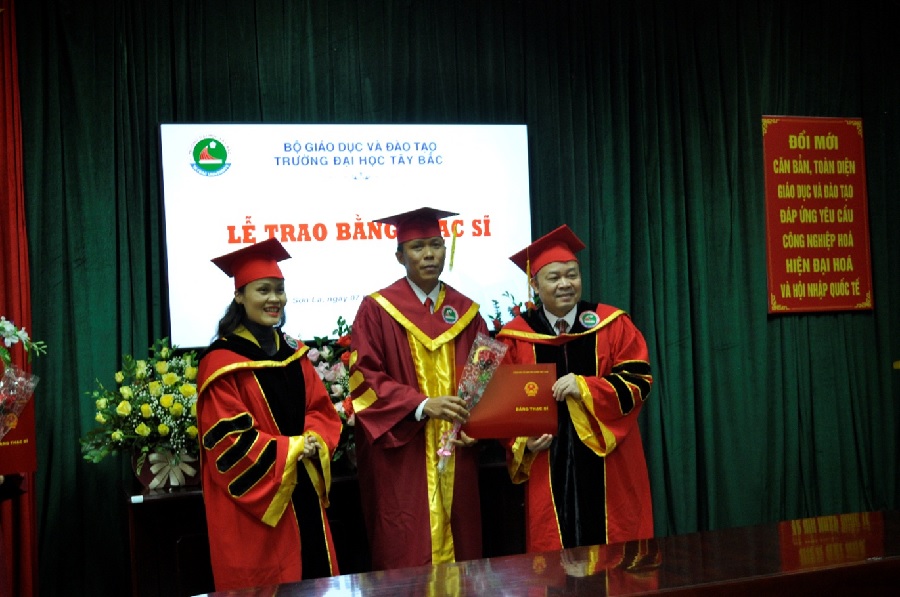 Lễ trao bằng thạc sĩ cho học viên cao học K7 tại Trường Đại học Tây Bắc