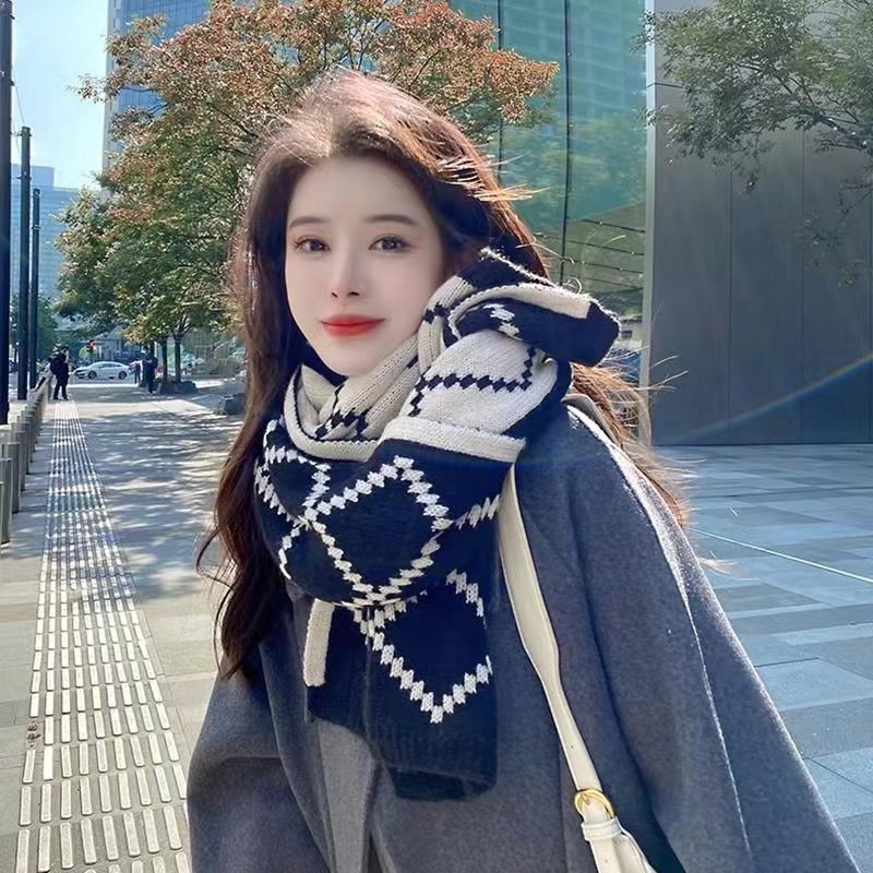 Double-sided scarf with diamond pattern, 150x20 cm