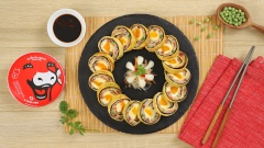 Bày chả hoa ngũ sắc ra đĩa, ăn kèm đồ chua và chấm cùng nước tương. Với vẻ ngoài đẹp mắt, hương vị thơm ngon, đặc biệt, món chả hoa ngũ sắc phô mai này hứa hẹn sẽ khiến bữa ăn của gia đình bạn thêm phần ngon miệng và hấp dẫn.
