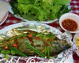 Trong lúc nướng cá thì bạn rửa rau sống, cắt xoài, pha mắm gồm chanh đường, tỏi, ớt băm. Nêm cho vừa ăn và chuẩn bị bánh tráng cuốn nữa. Và cá đã chín thì cuốn thôi.