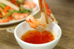 Gỏi tôm thịt ngon nhất là khi được kết hợp với bánh phồng tôm và chấm cùng nước mắm tỏi ớt chua cay mặn ngọt. Các hương vị như sinh ra đã dành cho nhau ấy được hội tụ đầy đủ trong món khai vị này. Chúc bạn thành công với công thức của Cooky nhé!
