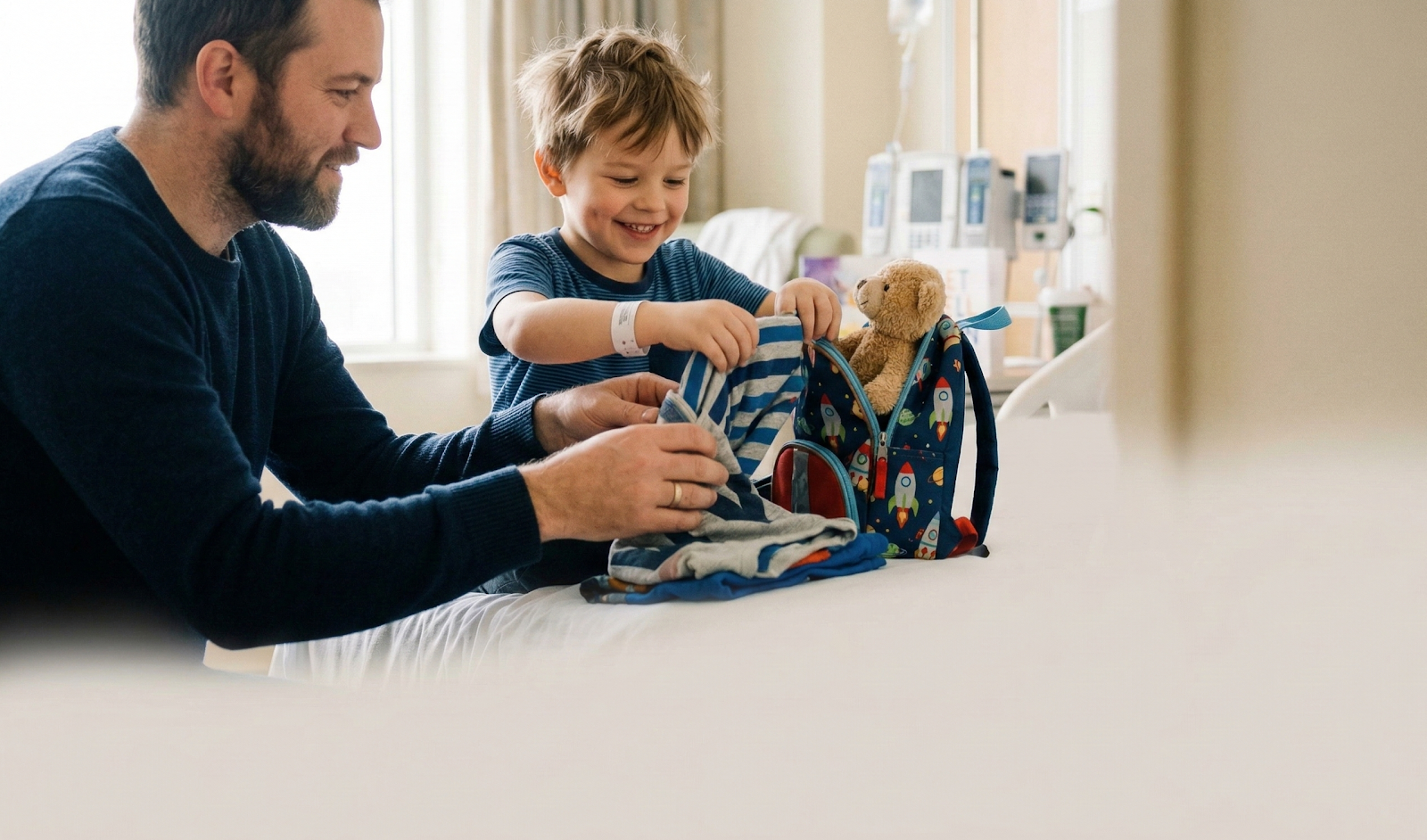 계란 알레르기 면역치료 중단 후 무사히 퇴원하여 집으로 돌아가며 밝게 웃고 있는 아이