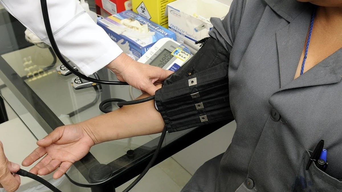 진로 설계 시 금융권 취업을 위한 자격증과 커리어 경로 비교