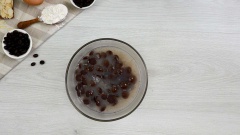 Nấu ấm 100gr nước, 100gr đường cát, 100gr sữa đặc, sau đó đổ vào tô 100gr chocolate 75% rồi cho gelatine vào khuấy đều, ta có được lớp glaze bóng bên trên. Nếu bạn thấy hỗn hợp không hòa tan vào nhau và có biểu hiện tách bơ, bạn có thể dùng máy xay cầm tay hoặc máy xay sinh tố xay cho mịn.