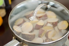 Sau đó, vặn lửa lên cỡ vừa để nước đường sôi và cạn dần, đun tiếp tục trong 2 phút rồi hạ xuống đun ở lửa nhỏ, lắc nhẹ nồi cho lớp caramel bám đều vào khoai.