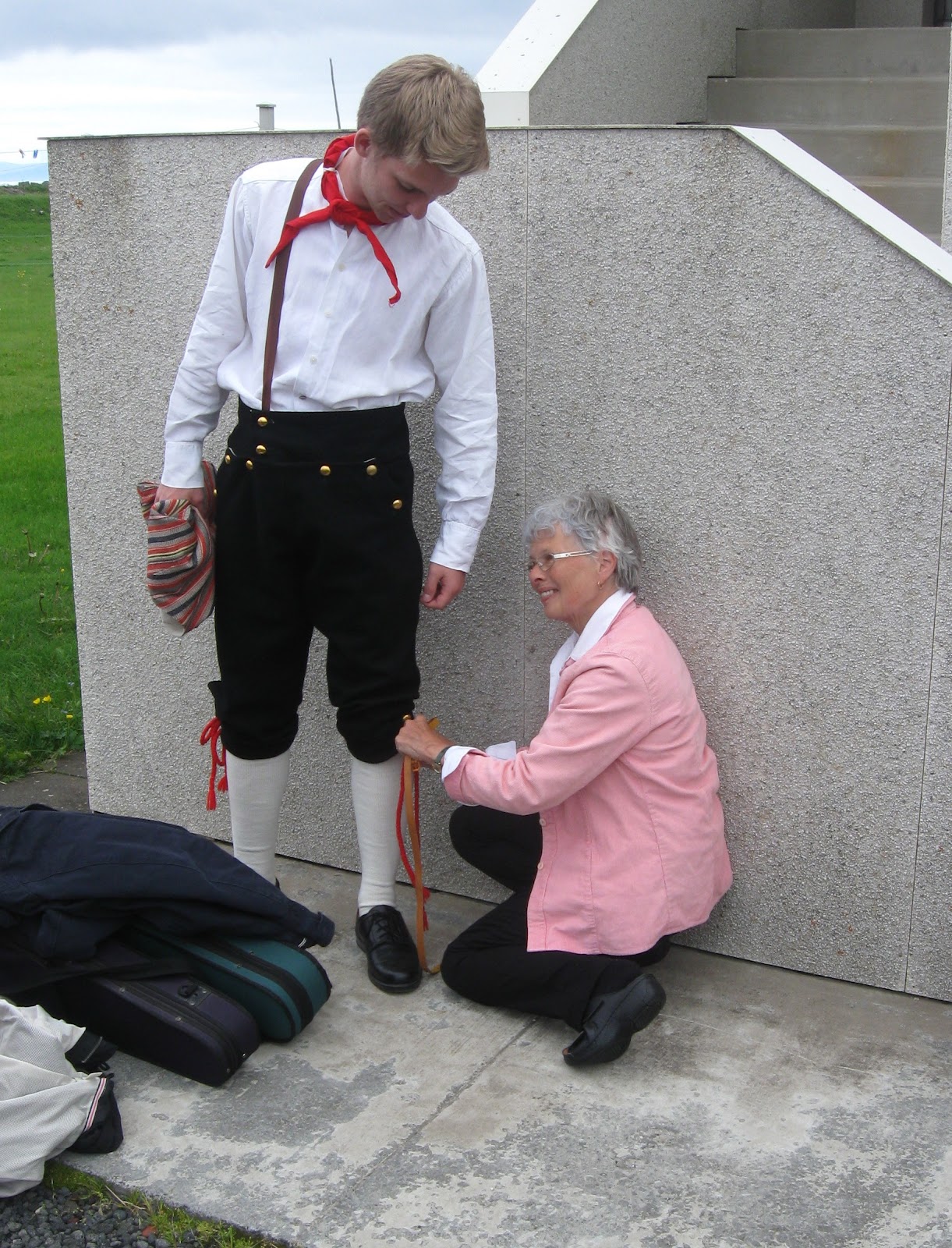 Vänortsbesök på Island. Den unge spelmannen Jocke får hjälp med klädseln. Värendsdräkten har tillhört Börje Karlsson, förre dansledaren i Nybro folkdanslag.