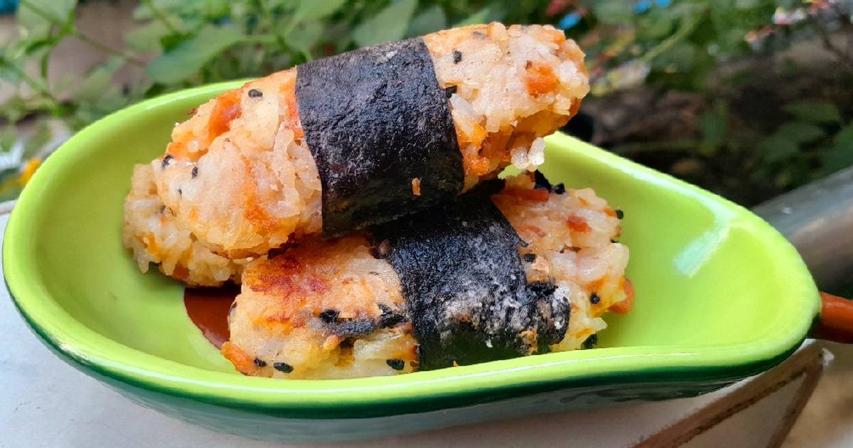 Cơm nắm cá hồi trộn sốt phomai chiên giòn