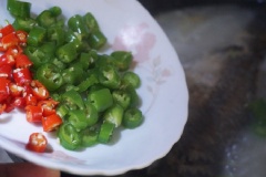 Thêm ớt, muối, hạt tiêu vào đun cho đến khi các nguyên liệu chín thì tắt bếp.