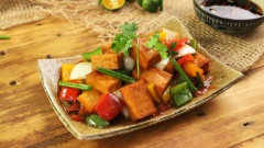 Dọn phần đậu hũ đã xào ra đĩa, rắc tiêu xay, hành lá lên trên ăn với cơm nóng, có thể chấm cùng nước tương tỏi ớt cho vừa khẩu vị.