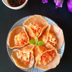 Bánh hấp nhân trứng sốt cà chua đơn giản và ngon miệng. Bánh có lớp vỏ dẻo dai, nhân cà chua chua, trứng béo thơm. Thích hợp cho bữa sáng dinh dưỡng và giàu năng lượng.
