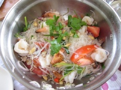 Cho hết nguyên liệu còn lại vào tô miến tôm trộn đều. Nêm lại cho vừa ăn là xong. Múc ra đĩa và thưởng thức thôi!
