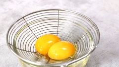Món bia hột gà: Tách bỏ 2 lòng đỏ trứng gà cho vào âu, thêm 30gr đường và đổ từ từ 1 lon bia vào. Dùng phới lồng đánh mạnh tay liên tục 1 chiều để đường tan và trứng hòa quyện vào bia, hỗn hợp có lớp bọt mịn. Nếu nhà có sẵn máy đánh trứng thì bia hột gà nhanh hòa quyện vào nhau hơn, thức uống có bọt mịn đẹp hơn.