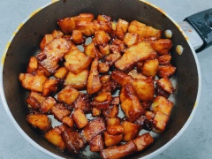 Đảo thịt trên chảo cùng với gói sốt cay còn lại, cho 2 muỗng canh đường, 1 muỗng canh nước mắm để điều chỉnh lại vị.