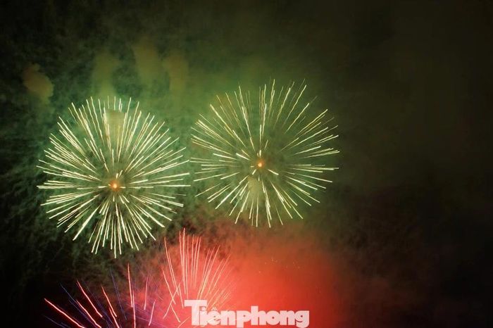 Đêm Cửa Lò bừng sáng pháo hoa, mở màn Festival 'Bốn mùa biển gọi' - Báo Tiền Phong