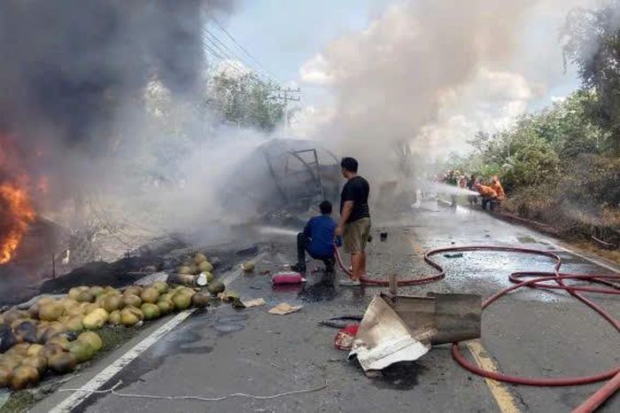 Xe khách đâm trực diện xe bồn chở dầu tại Indonesia, khói lửa kinh hoàng - Báo Người Lao Động