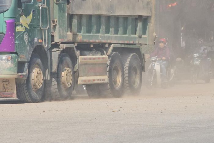 Hà Nội: Phố Tân Mỹ tan hoang vì xe tải, đường lún nứt, bụi bay khắp nơi - Chuyên trang Gia Đình &amp; Xã Hội - Báo Sức khỏe &amp; Đời sống
