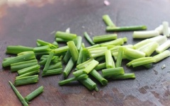 Lườn gà rửa sạch, cắt thành miếng nhỏ vừa ăn. Hành lá rửa sạch, cắt khúc như hình bên.