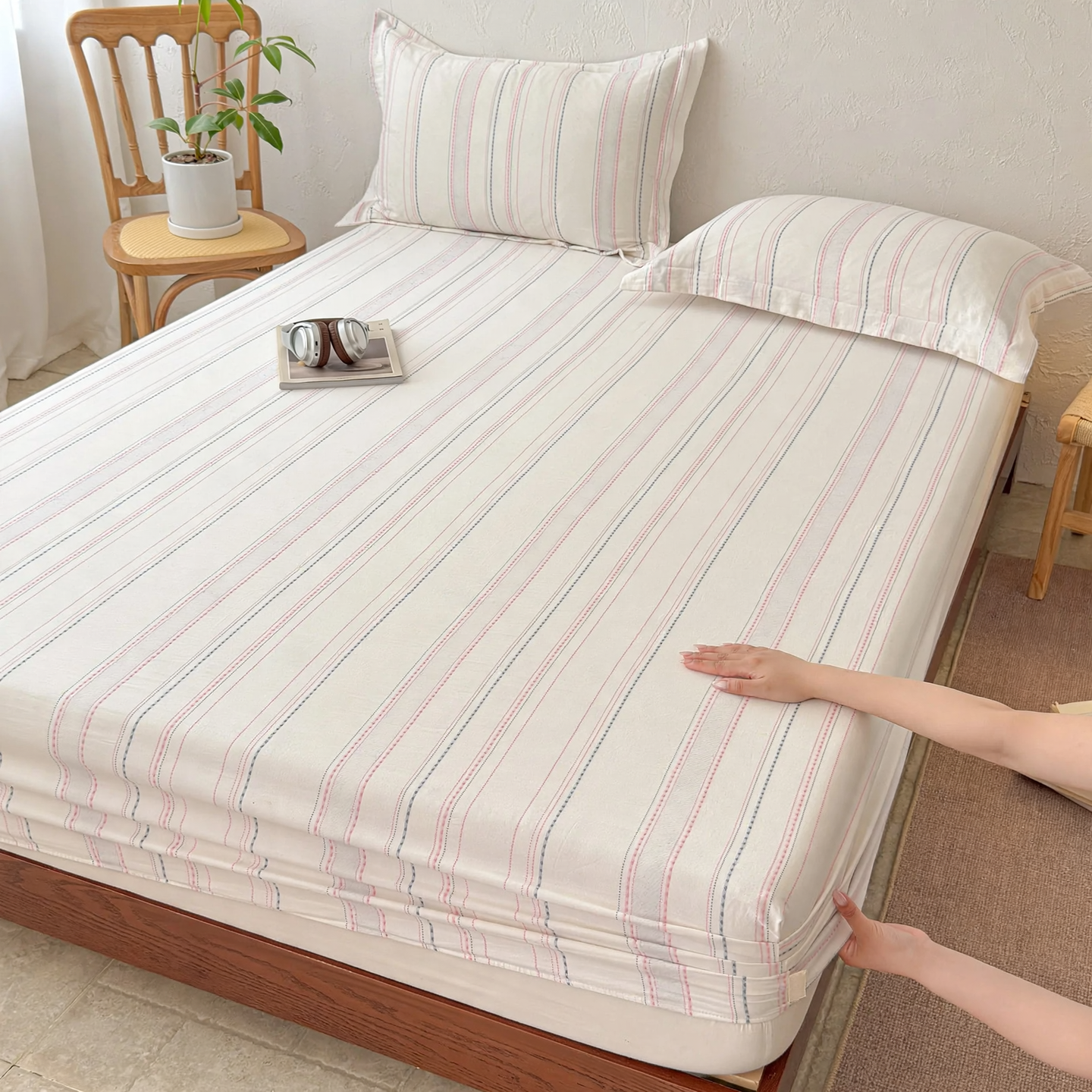 Cotton fitted sheet with elastic