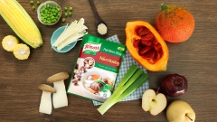 Gọt vỏ và cắt múi 100gr lê và 100gr táo. Cắt khúc 100gr bắp Mỹ, 50gr hành boa rô. Bắc nồi lên bếp, thêm vào 1 lít nước lọc rồi cho các loại rau củ quả vào, hầm 60 phút. Vớt bắp Mỹ ra tách lấy hạt. Lọc lấy nước dùng.