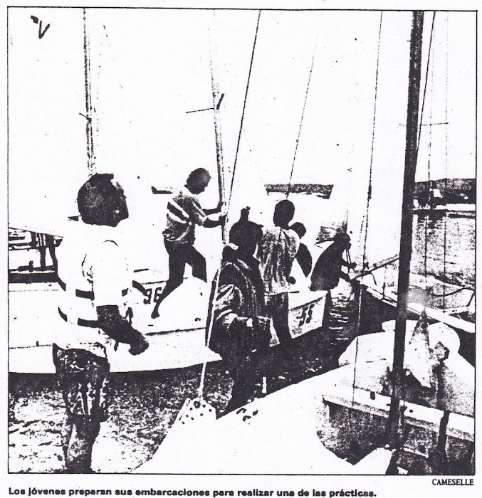 Los jóvenes preparan sus embarcaciones para realizar una de las prácticas.