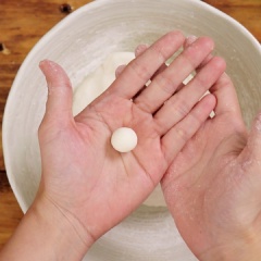 Phần viên mochi sắn: Lấy khoảng 150g sắn hấp chín, sau đó tán nhuyễn thêm vào 50g bột năng, 10g bột nếp, 10g bột cốt dừa. Trộn đều các loại bột lại với nhau sau đó cho từ từ 50ml Nước sôi. Trộn đều và nhào cho đến khi bột mịn không dính tay. Tùy theo phần sắn sau khi hấp khô hay ướt mà bạn gia giảm phần nước từ 50ml – 80ml. Bạn cho từ từ phần nước để tránh bột bị nhão. Nặn khối bột thành những viên trò nhỏ.