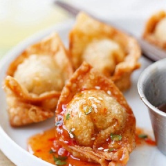 Bạn đừng quên pha phần nước chấm cay để ăn kèm hoành thánh giòn tan nữa nhé! Hoành thánh chiên giòn mà lai rai cùng bạn bè thì ngon lắm! Vừa đơn giản mà lại ngon nữa, cùng bắt tay làm thử ngay thôi nào!