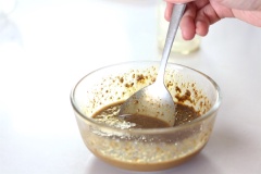 Hâm nóng 50ml rượu Baileys, sau đó đổ vào chén nhỏ có 1 gói cà phê đen, dùng muỗng khuấy đều đến khi cà phê hòa tan hoàn toàn.