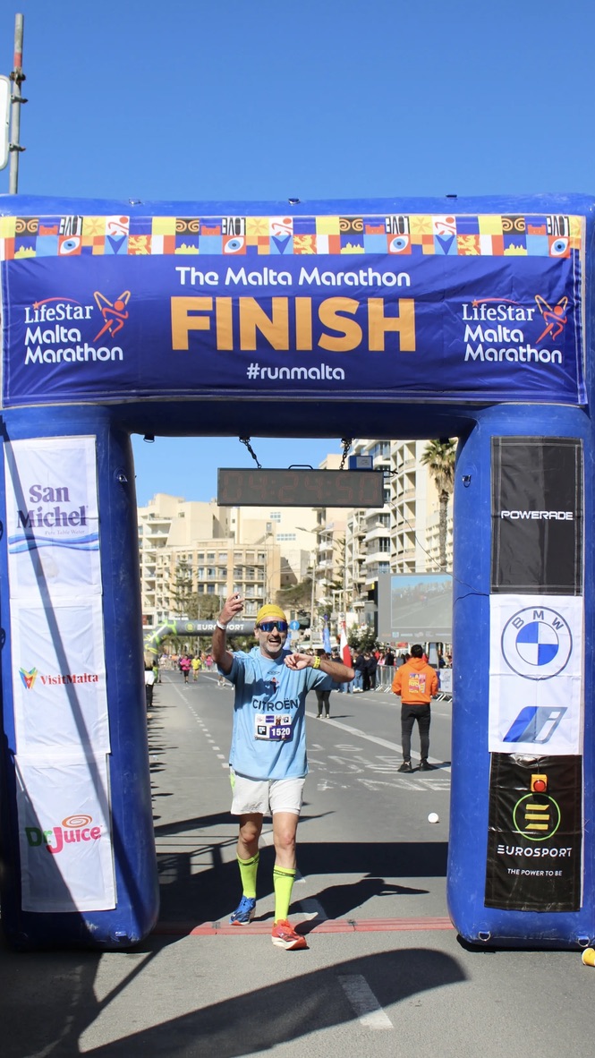 Entrada de Suso bajo el arco de meta del Malta Marathon