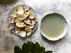 Nghêu mua về rửa sạch, ngâm với ớt và kim loại như muỗng, nĩa để nghêu nhả hết cát. Khoảng 30 phút thì vớt nghêu ra để ráo, sau đó đem nghêu đi hấp, vừa chín thì vớt ra để nguội, giữ lại phần nước luộc nghêu.